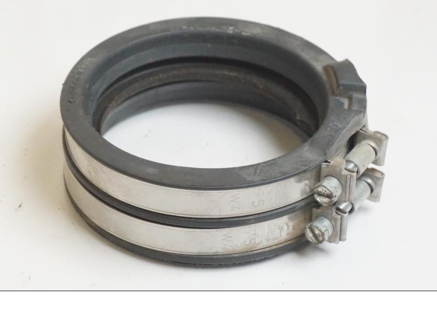 Framsidan på Insugsgummi från en KTM 1190 Adventure -2015 motorcykel.