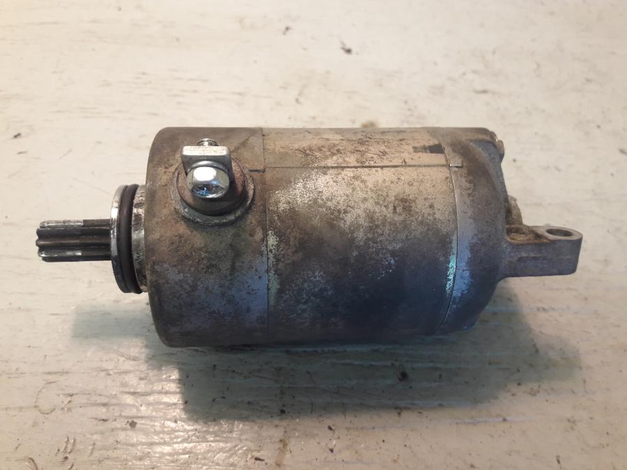 Framsidan på Startmotor från en Yamaha Cygnus -2007 motorcykel.