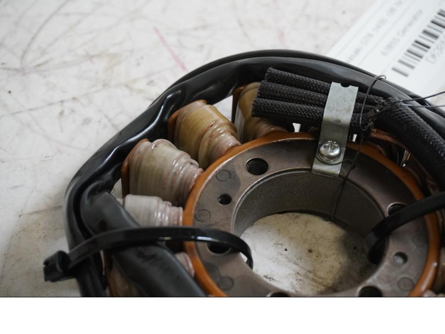 Baksidan på Generator från en Kawasaki GTR 1400 -2008 motorcykel.