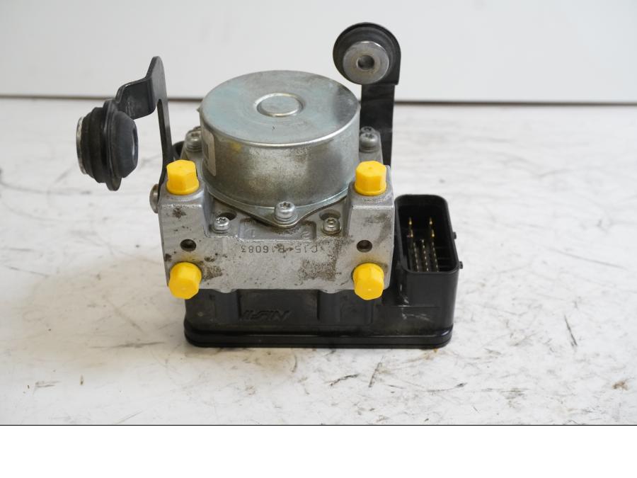 Baksidan på ABS Modulator från en Triumph Tiger 800 -2011 motorcykel.