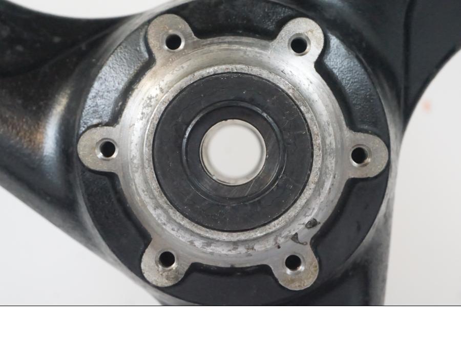 Höger sida på Fälg från en Honda CBR 1100 XX -1999 motorcykel.