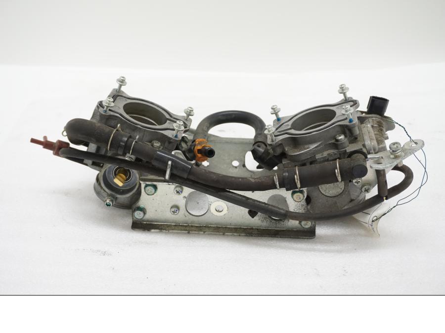 Framsidan på Spjällhus från en Honda XL 1000 V -2008 motorcykel.