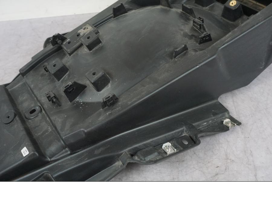 Höger sida på Undertail från en BMW K 1600 GTL -2015 motorcykel.