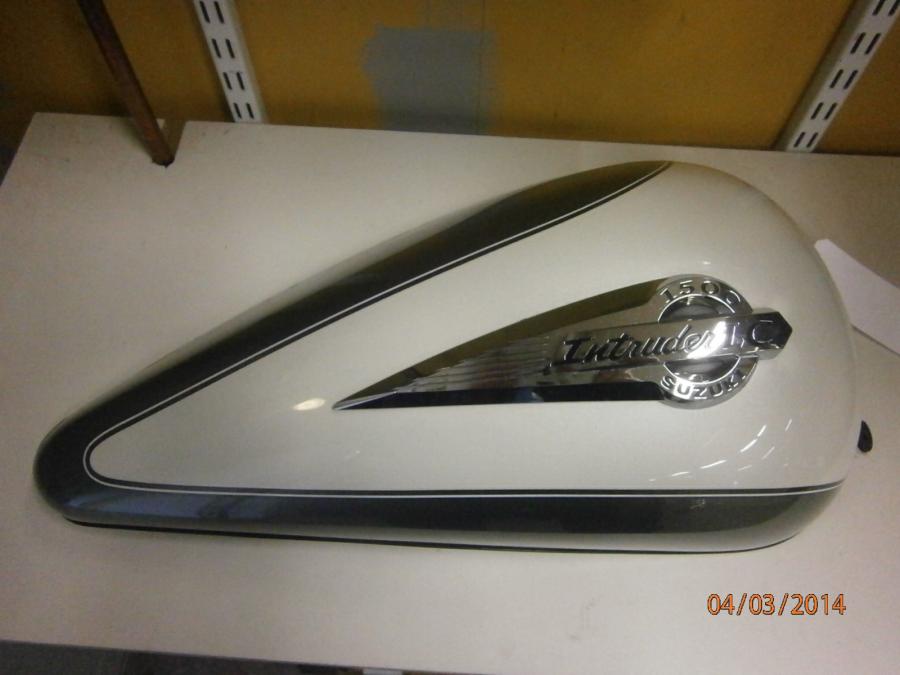 Framsidan på Bensintankskåpa från en Suzuki VL 1500 -2002 motorcykel.