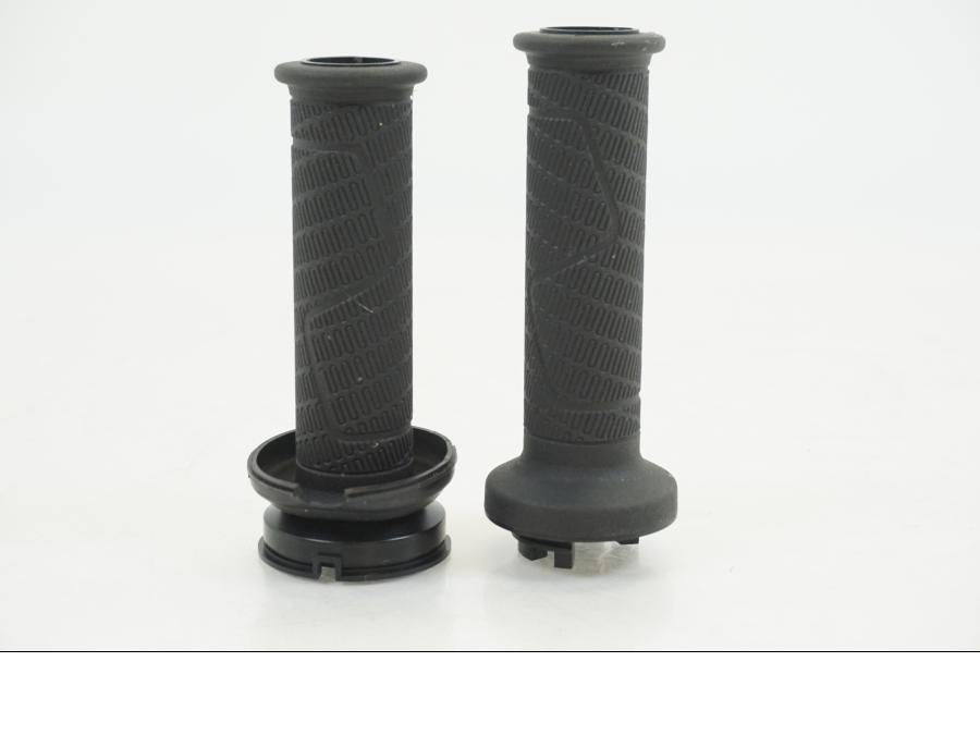 Framsidan på Handtag från en KTM 790 Duke -2018 motorcykel.