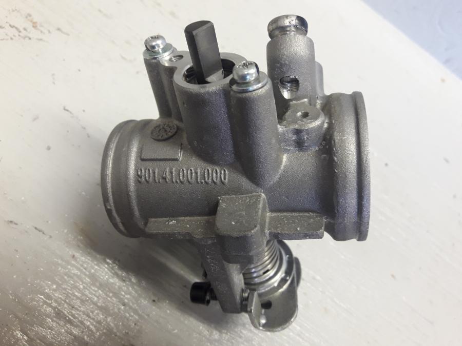 Vänster sida på Spjällhus från en KTM 125 Duke -2017 motorcykel.