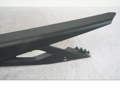 Baksidan på Kedjeskydd från en KTM 1290 Super Adventure S -2022 motorcykel.