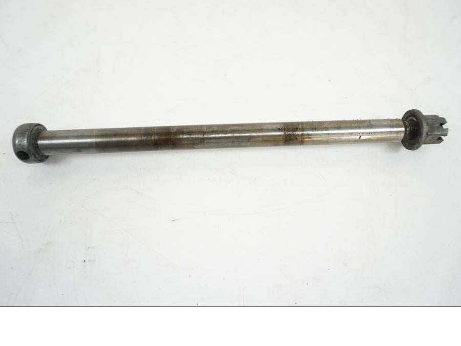 Snett nerifrån på Axel från en Suzuki GS 1000 -1978 motorcykel.