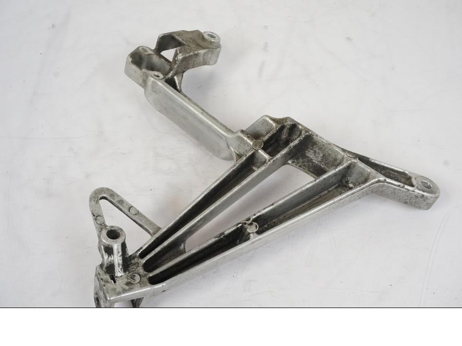 Höger sida på Fotpinnefäste från en Honda VFR 750 -1994 motorcykel.