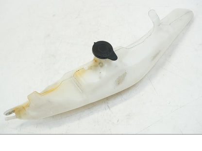 Framsidan på Vattenexpansionskärl från en Honda CB 600 F -2008 motorcykel.