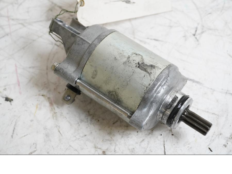 Framsidan på Startmotor från en BMW S 1000 RR -2010 motorcykel.