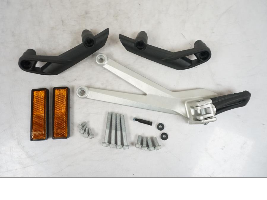 Framsidan på Fotpinnefäste från en KTM 690 Enduro -2022 motorcykel.