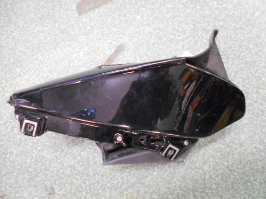 Framsidan på Luftrör från en Aprilia RSV 1000 -2003 motorcykel.