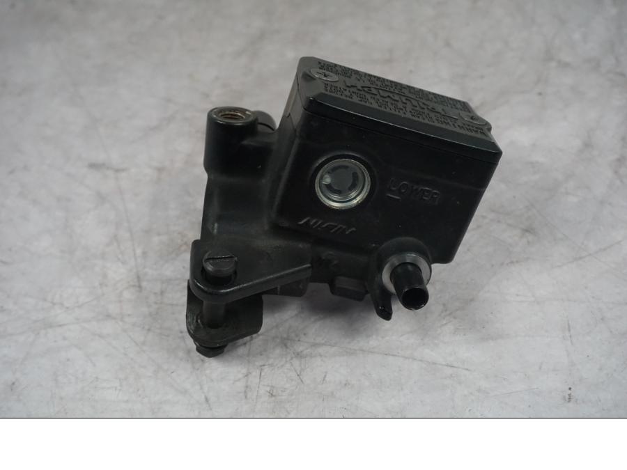 Framsidan på Bromshuvudcylinder från en Triumph Tiger Explorer -2016 motorcykel.