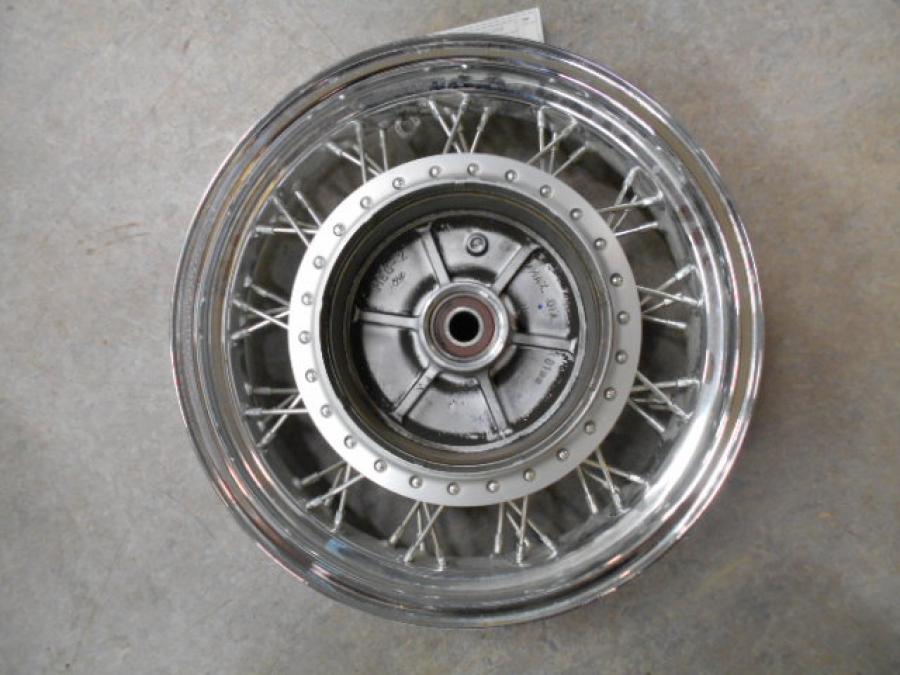 Höger sida på Fälg från en Honda VT 750 -2008 motorcykel.