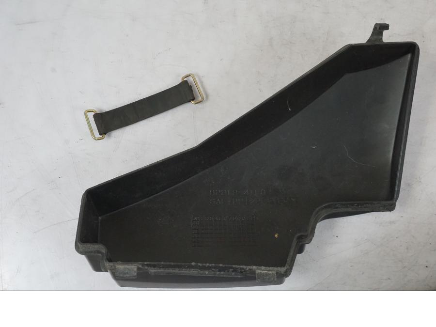 Snett nerifrån på Verktygslåda från en Suzuki VL 800 -2002 motorcykel.