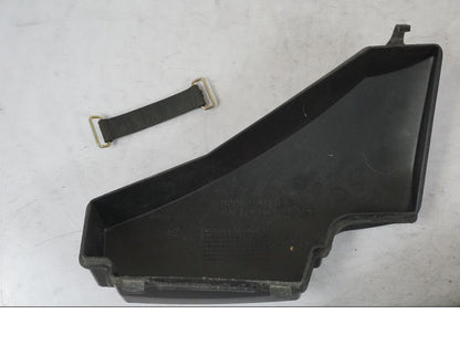 Snett nerifrån på Verktygslåda från en Suzuki VL 800 -2002 motorcykel.