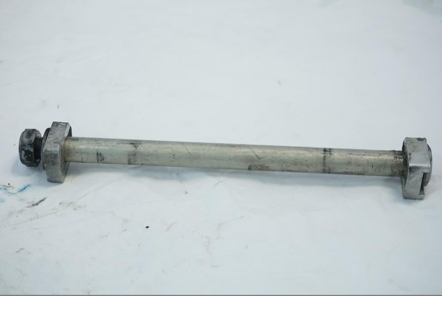 Framsidan på Axel från en Triumph Daytona 675 -2010 motorcykel.