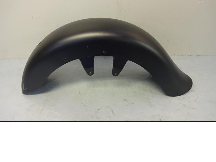 Baksidan på Framskärm från en Indian Chieftain Dark Horse -2018 motorcykel.