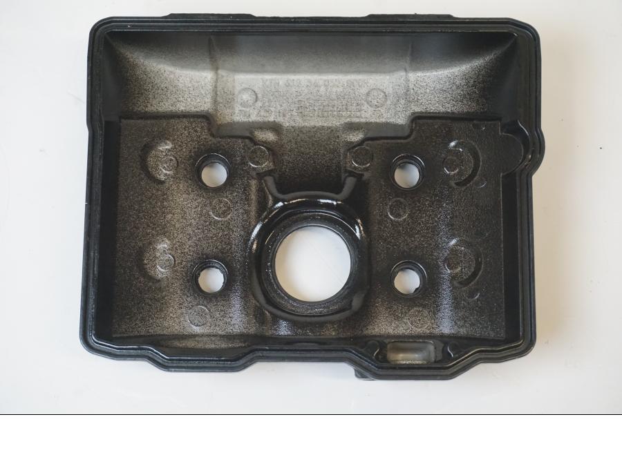 Snett nerifrån på Ventilkåpa från en KTM 1190 Adventure -2015 motorcykel.