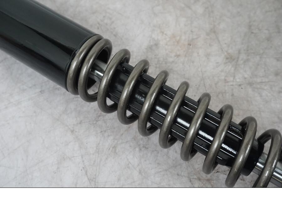 Snett nerifrån på Gaffelbensdelar från en Ducati Multistrada V4 -2024 motorcykel.