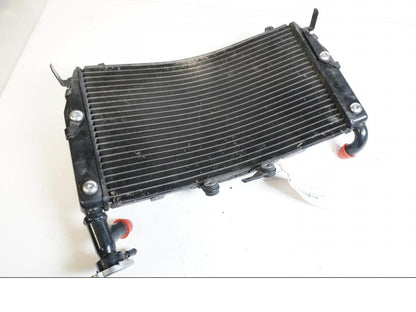 Framsidan på Vattenkyl från en Triumph Tiger -2012 motorcykel.