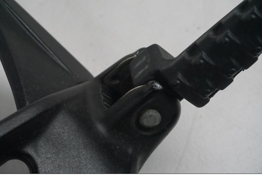 Vänster sida på Fotpinnefäste från en KTM 1290 Super Duke GT -2017 motorcykel.