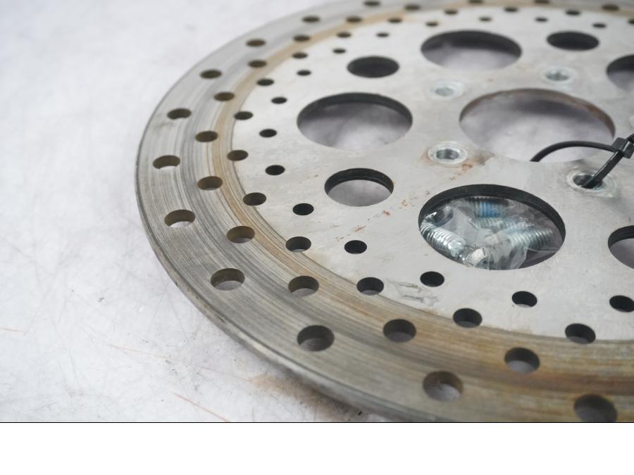 Snett nerifrån på Bromsskiva från en H-D Touring Street Glide FLHX -2009 motorcykel.