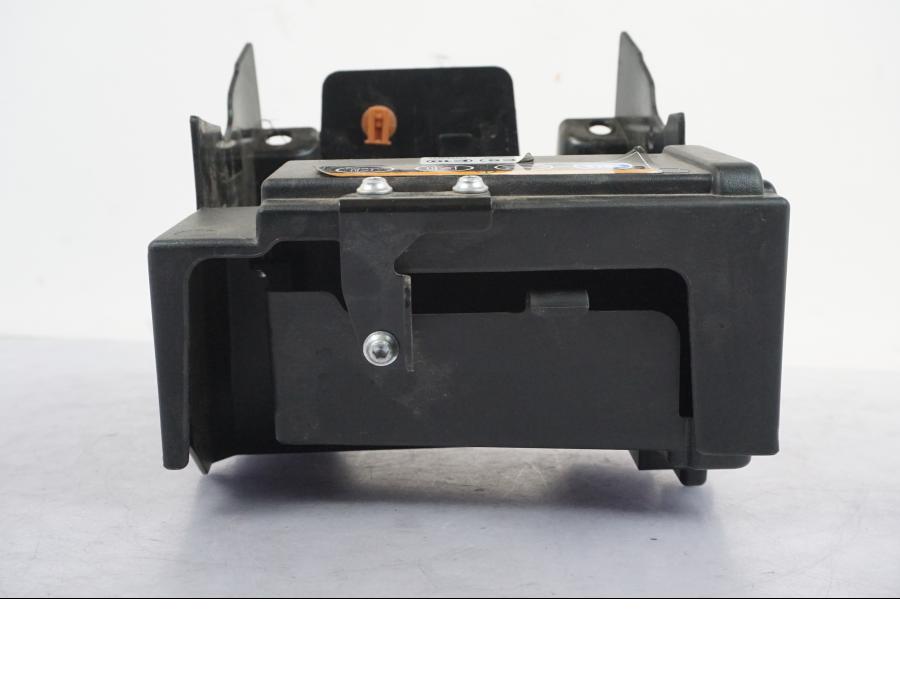 Snett uppifrån på Batterihållare från en Kawasaki Z 900 -2019 motorcykel.