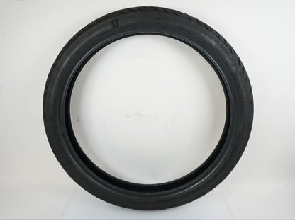 Framsidan på <p>Däck: Bridgestone Battlax Adventure A41.</p>

<p>Dimension: 90/90-V21 M/C (54V).</p>

<p>Tillv. 3721.</p>

<p>Mönsterdjup: ca. 80 %.</p> motorcykel.