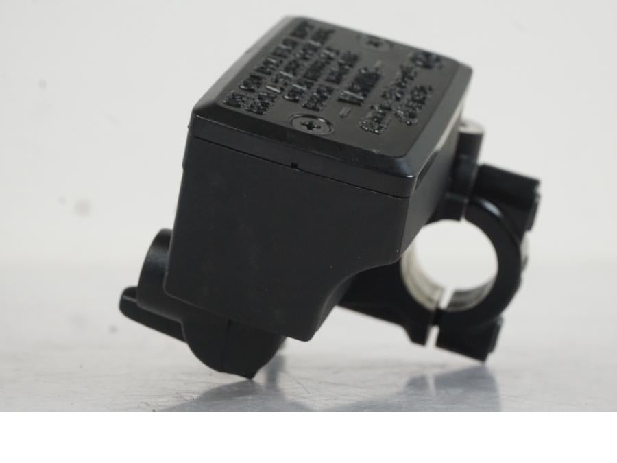 Snett nerifrån på Bromshuvudcylinder från en Yamaha MT-09 -2019 motorcykel.