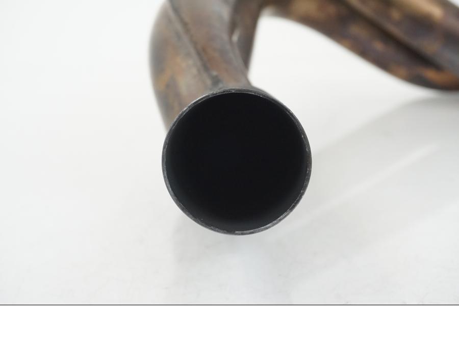 Snett nerifrån på Grenrör från en Kawasaki ER-6F -2016 motorcykel.