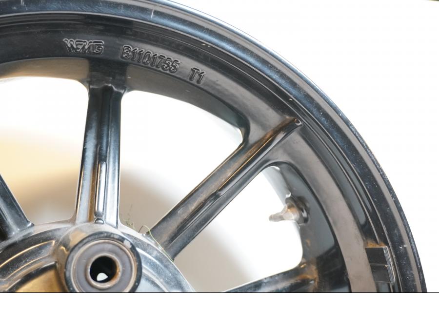 Vänster sida på Fälg från en Ducati Scrambler 800 -2016 motorcykel.