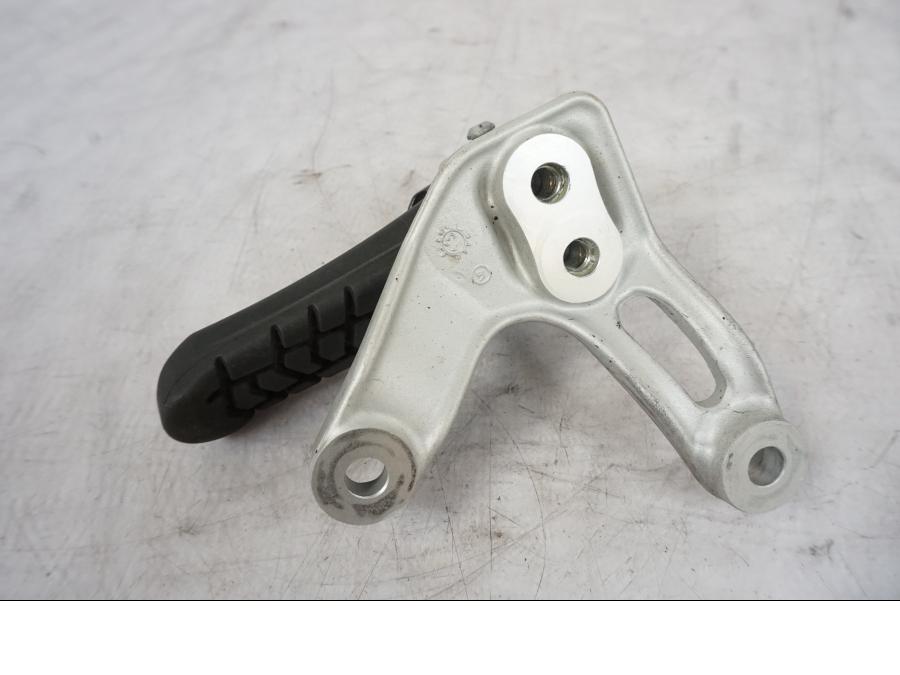 Snett uppifrån på Fotpinne från en KTM 690 Duke -2014 motorcykel.