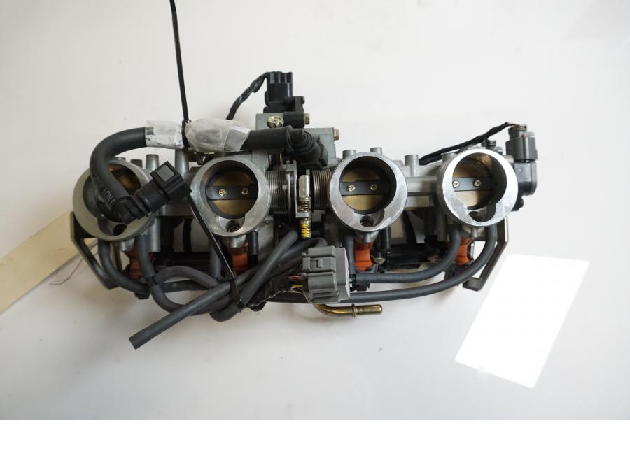 Framsidan på Spjällhus från en Kawasaki Z 1000 -2003 motorcykel.