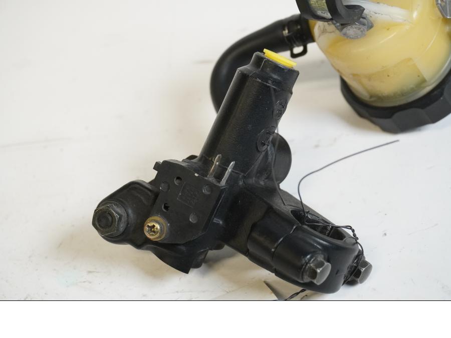 Vänster sida på Bromshuvudcylinder från en Suzuki TL 1000 S -1998 motorcykel.