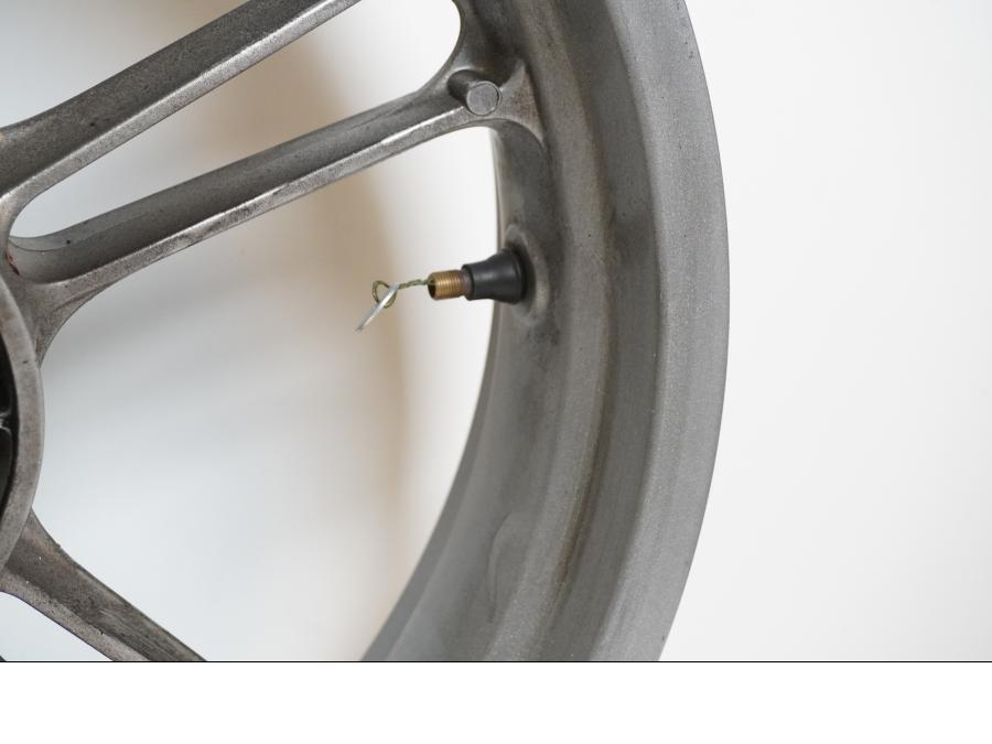 Vänster sida på Fälg från en Yamaha YZF-R 125 -2009 motorcykel.