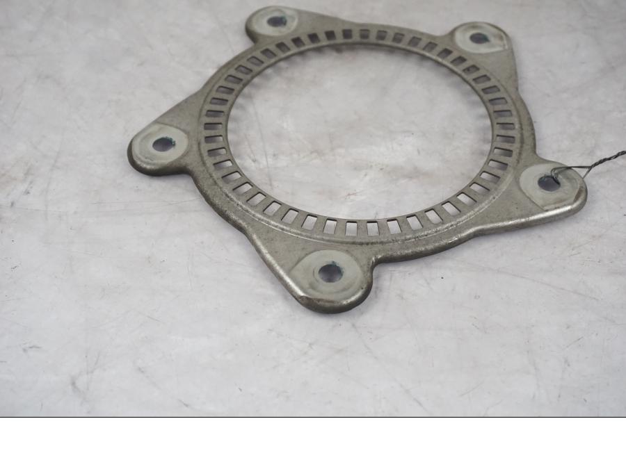 Baksidan på ABS krans från en BMW F 800 R -2018 motorcykel.