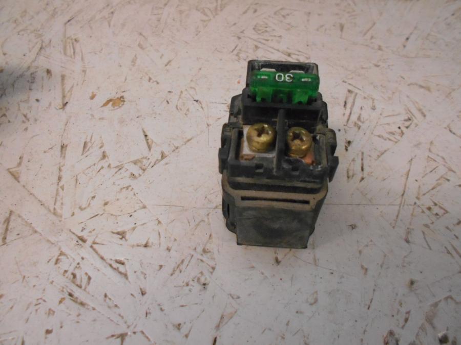 Baksidan på Startrelä från en Suzuki VZ 1600 -2004 motorcykel.