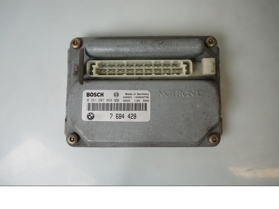 Baksidan på Motronic styrenhet från en BMW R 1150 R -2004 motorcykel.