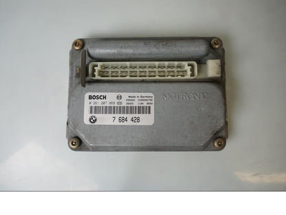 Baksidan på Motronic styrenhet från en BMW R 1150 R -2004 motorcykel.