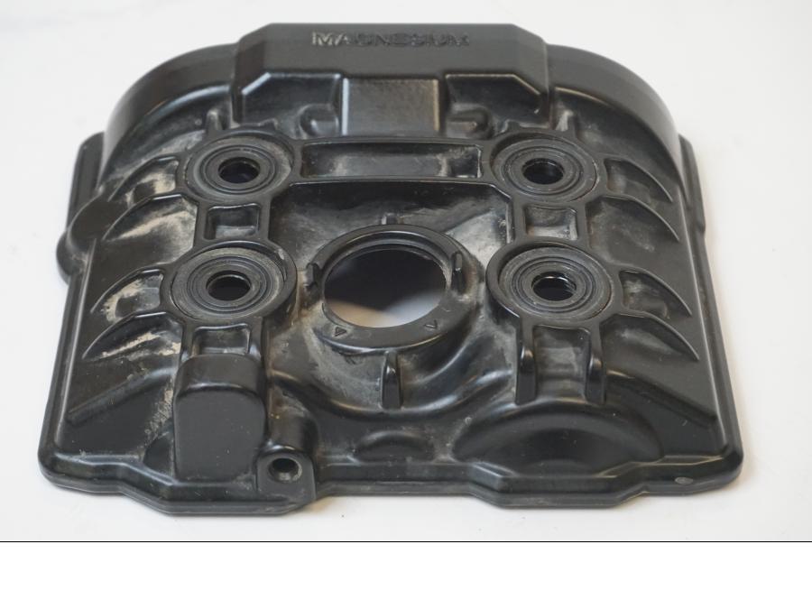 Baksidan på Ventilkåpa från en KTM 1190 Adventure -2015 motorcykel.