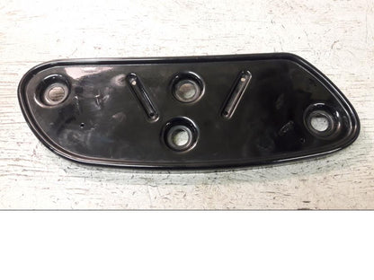 Framsidan på Fotplatta från en H-D Street Glide -2010 motorcykel.