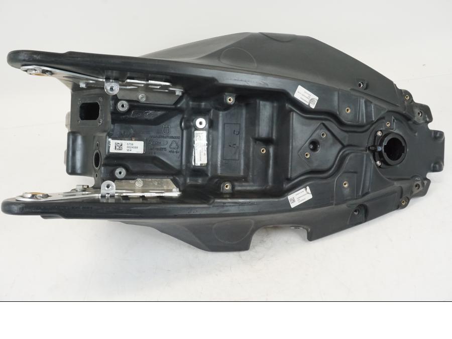 Vänster sida på Bensintank från en Husqvarna 701 Supermoto -2020 motorcykel.