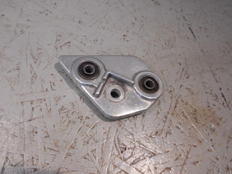 Framsidan på Fotpinnefäste från en Yamaha TDM 850 -1999 motorcykel.