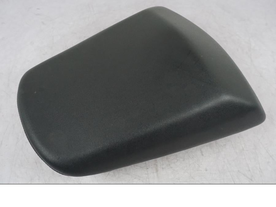 Framsidan på Sadel från en Suzuki GSF 1250 -2010 motorcykel.