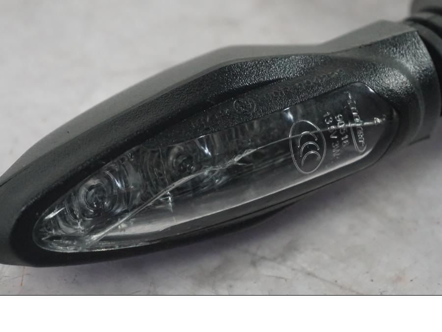 Höger sida på Blinkers LED från en KTM 1290 Super Duke R -2022 motorcykel.