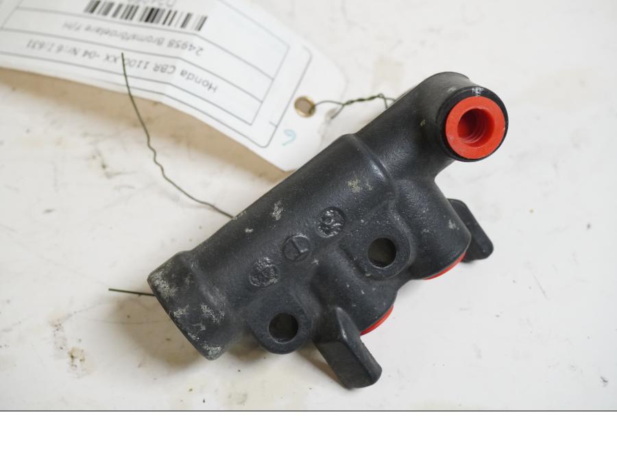 Baksidan på Bromsfördelare från en Honda CBR 1100 XX -2004 motorcykel.