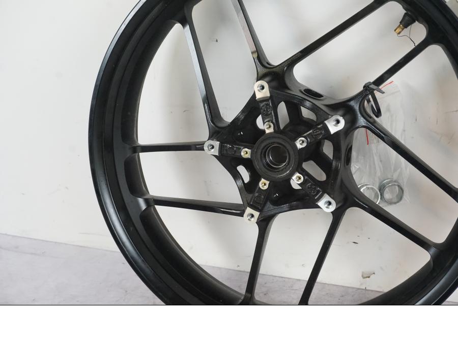 Höger sida på Fälg från en Yamaha MT-09 -2024 motorcykel.