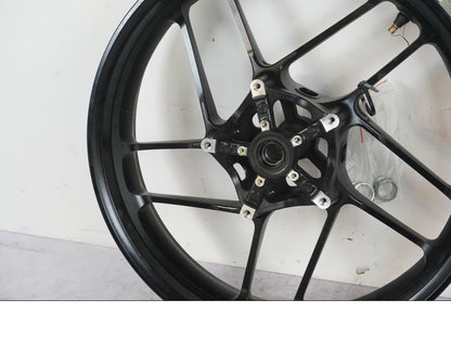 Höger sida på Fälg från en Yamaha MT-09 -2024 motorcykel.